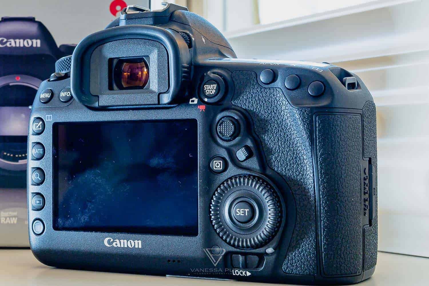 Canon 5D Mark IV - erster Eindruck - Blogger/YouTuber - Canon EOS 5D Mark IV CANON EOS 5D Mark IV - Erste Erfahrung und erster Eindruck - Die Allround-Kamera - Produkttest - Kameratest - Dauertest - Bewertung DSLR-Kamera von Canon - Was bringt Dual-Pixel-Raw - Was bringt 4K Video mit 30fps - Kameravorstellung für Blogger und YouTuber - Preis und Verfügbarkeit - Lifestyleblog Vollformat