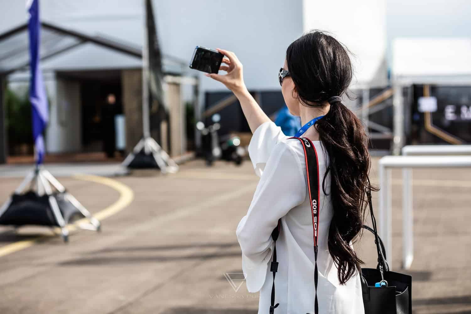 Vanessa Pur BMW i8 Fahrerlebnis auf der Formel E Rennstrecke in Berlin - Rennstrecke & Fahrerlebnis - HarmanKardon GetElectrified Formel E Grand Prix Berlin - BMW Motorsport Event und Driving Experience mit BMW i8 ECar