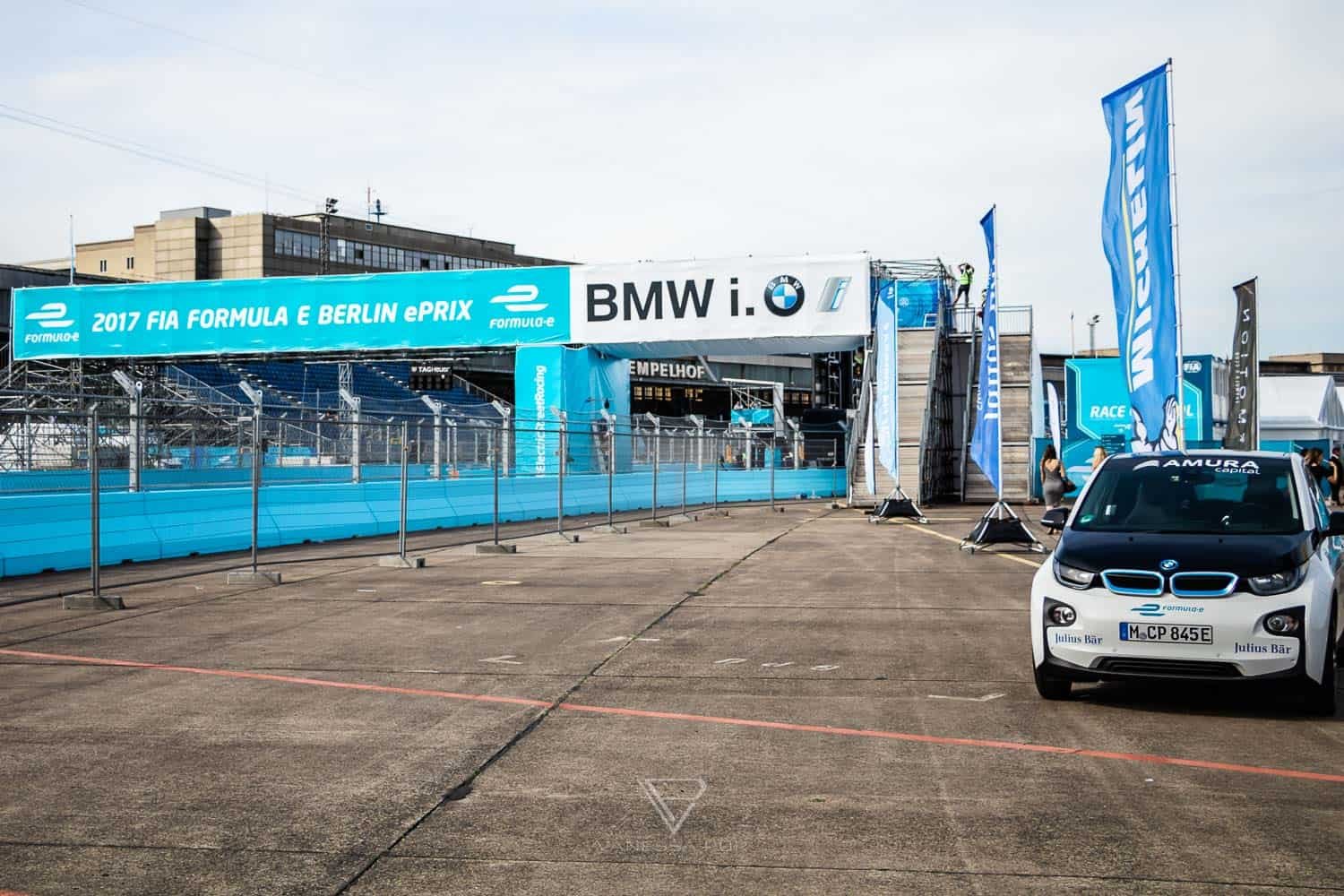 BMW i8 Fahrerlebnis auf der Formel E Rennstrecke in Berlin - Rennstrecke & Fahrerlebnis - HarmanKardon GetElectrified Formel E Grand Prix Berlin - BMW Motorsport Event und Driving Experience mit BMW i8 ECar