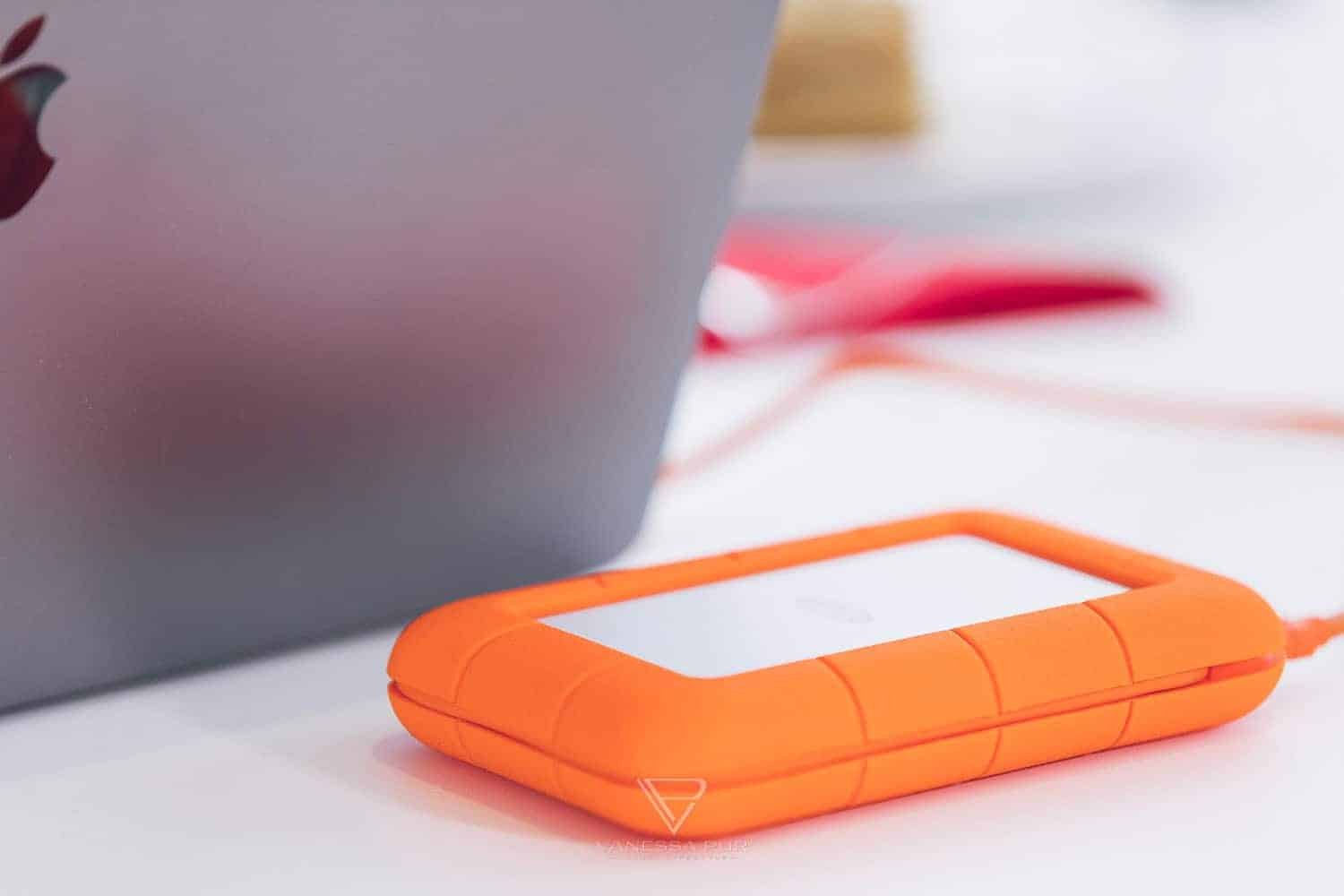 LaCie Rugged Thunderbolt USB 3.0 1TB SSD Festplatte im Test - High-Speed für Videobearbeitung? La Cie Rugged USB-C 1TB SSD externe Festplatte - Bewertung, Erfahrung und Produkttest der Harddrive für Youtuber, Blogger, Videofilmer und Fotografen - Technik-Blog Vanessa Pur