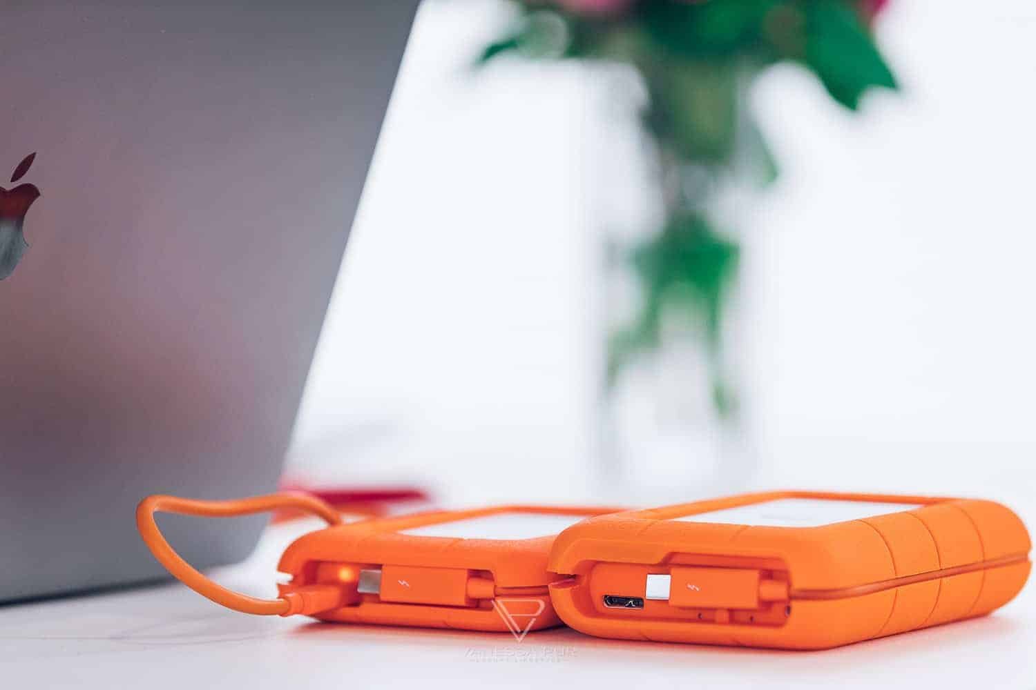 LaCie Rugged Thunderbolt USB 3.0 1TB SSD Festplatte im Test - High-Speed für Videobearbeitung? La Cie Rugged USB-C 1TB SSD externe Festplatte - Bewertung, Erfahrung und Produkttest der Harddrive für Youtuber, Blogger, Videofilmer und Fotografen - Technik-Blog Vanessa Pur