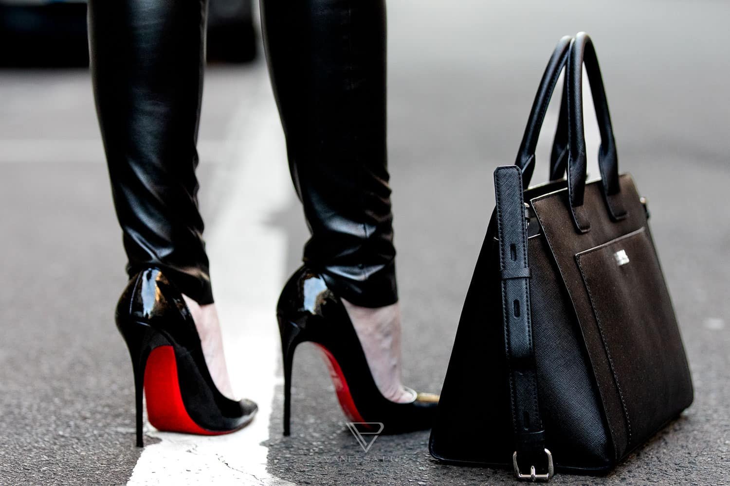 Louboutin High Heels kaufen - was sollte ich vorher wissen? Fashion Blog Hamburg - Designer Pumps Christian Louboutin - Modebloggerin und Luxusblog Vanessa Pur - VANESSA PUR - YouTube Channel - Patreon Girl - Instagram - Feminine elegant fashion looks always with high heels