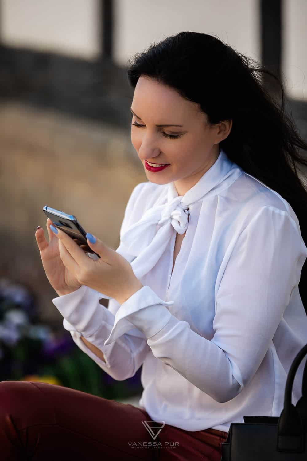 Fashionblogger Vanessa Pur - Luxusblog - Lederhose in rot, Plateau Pumps von Christian Louboutin, weiße Bluse - Handtasche Karl Lagerfeld - Smartphone - Lifestyleblog - lange Haare, rote Lippen