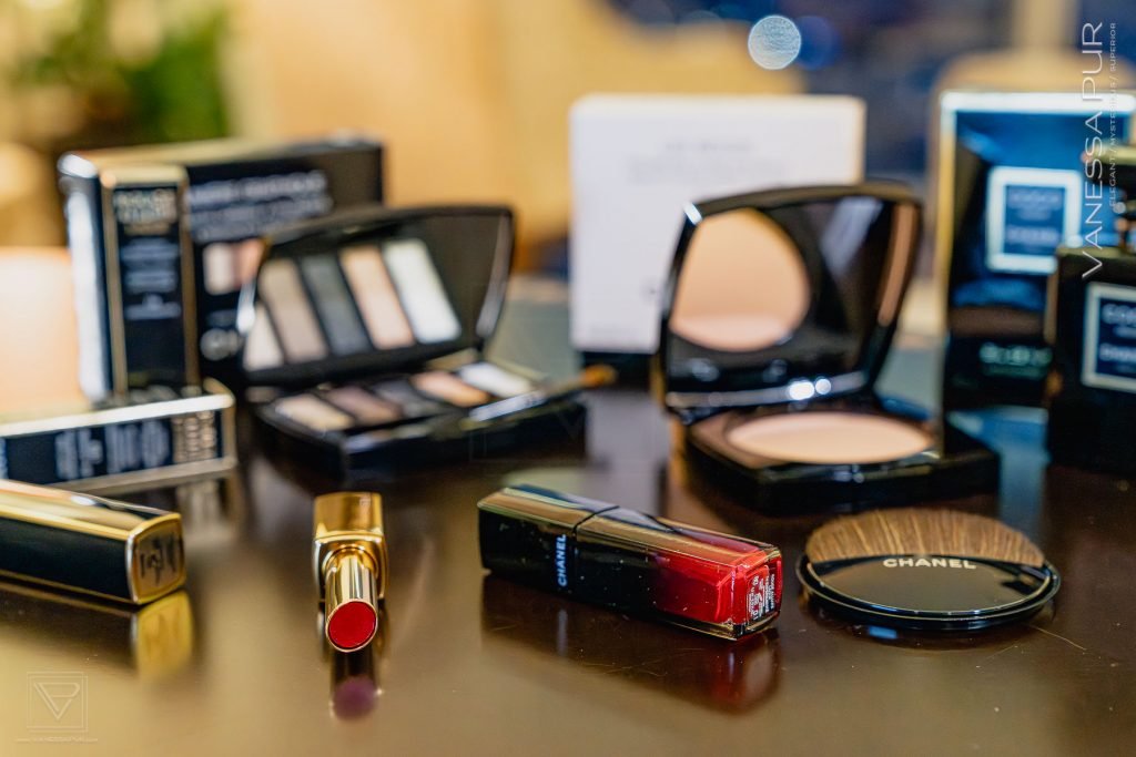 Chanel Beauty Produkte - Makeup, Lippenstift und Parfum, Neue Chanel Beauty Make-up Produkte - Holiday Collection 2023, Palette Lumière Graphique, Lippenstift Rouge Allure L’Extrait und Rouge Allure Laque, Puder Les Beiges von Chanel Beauty