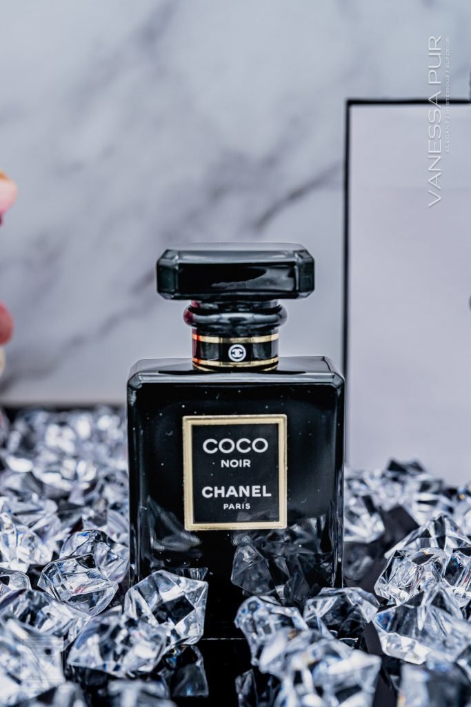 Duft vom Chanel Coco Noir Parfüm für die elegante Seite der Weiblichkeit. Sinnlich und warm mit Faszination und Anziehungskraft. Schwarz gold