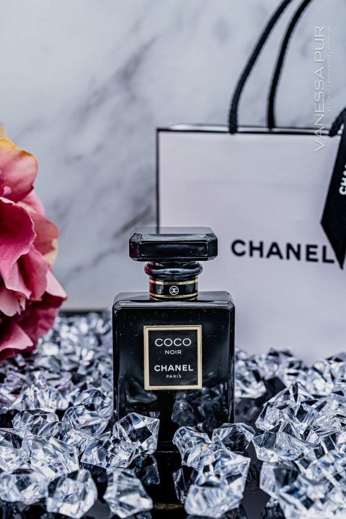 Duft vom Chanel Coco Noir Parfüm für die elegante Seite der Weiblichkeit. Sinnlich und warm mit Faszination und Anziehungskraft. Schwarz gold