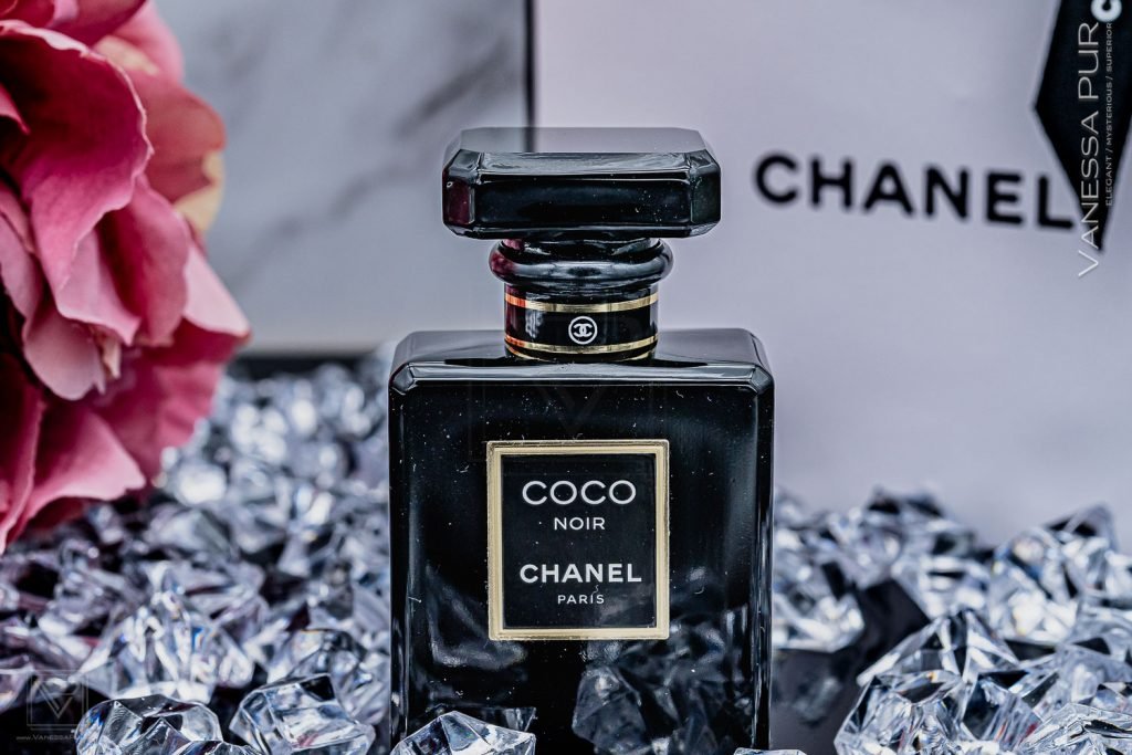 Duft vom Chanel Coco Noir Parfüm für die elegante Seite der Weiblichkeit. Sinnlich und warm mit Faszination und Anziehungskraft. Schwarz gold