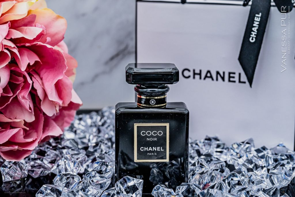 Duft vom Chanel Coco Noir Parfüm für die elegante Seite der Weiblichkeit. Sinnlich und warm mit Faszination und Anziehungskraft. Schwarz gold