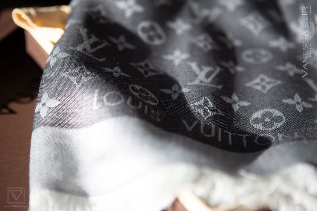 Louis Vuitton Monogram Denim Tuch schwarz - 10 Jahre Erfahrung mit dem Louis Vuitton Monogram Denim Tuch schwarz als elegantes Tuch im Winter mit LV Logo und Fransen. Luxus Designer