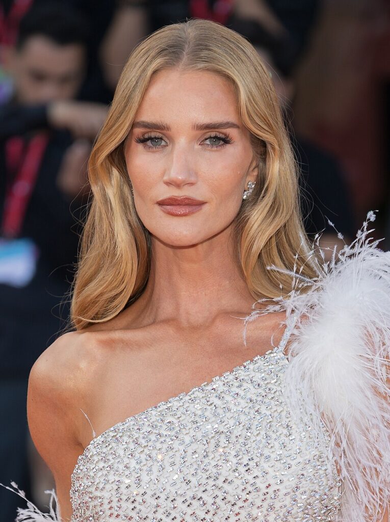 Rosie Huntington-Whiteley Hosts Mémoire Summer Soirée in High-Fashion Style